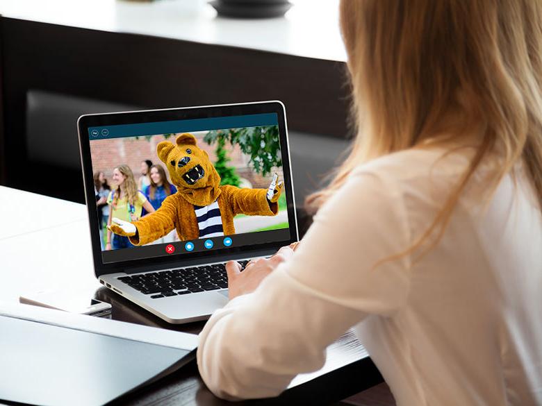 一位女士在她的笔记本电脑上与尼塔尼狮子进行了一次虚拟访问